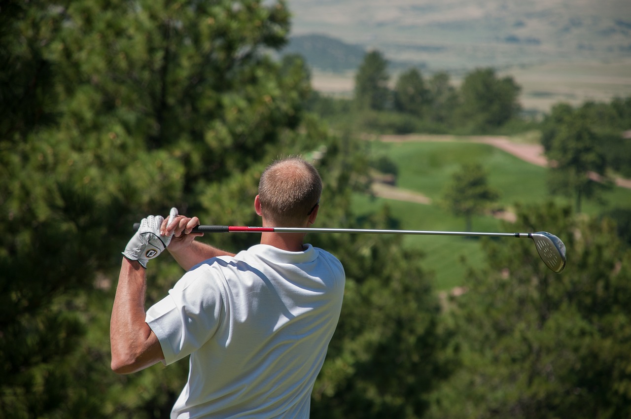 Bild eines Golfspielers in der Natur. kloudmediaweb.com